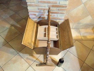 Antiguo costurero o caja de costura, de madera.