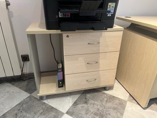Set di mobili per ufficio: tavoli e scaffali