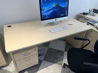 Set di mobili per ufficio: tavoli e scaffali
