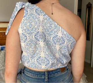 Top asimétrico estampado lazo