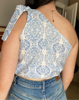 Top asimétrico estampado lazo