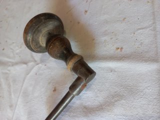 Berbiquí de madera y metal