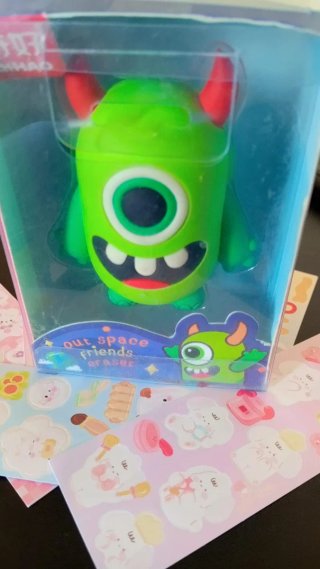 Goma de borrar y pegatinas extraterrestre