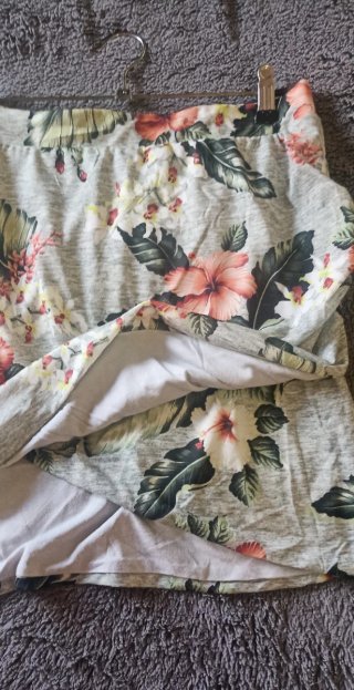 Falda Zara Estampado Floral Gris
