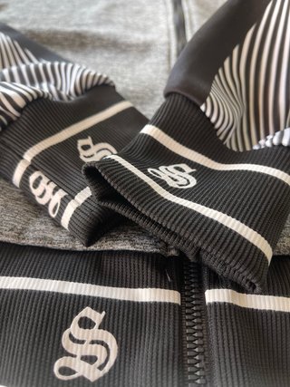 Sudadera gris y negra chico