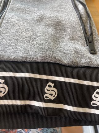 Sudadera gris y negra chico