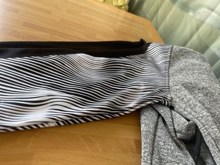Sudadera gris y negra chico