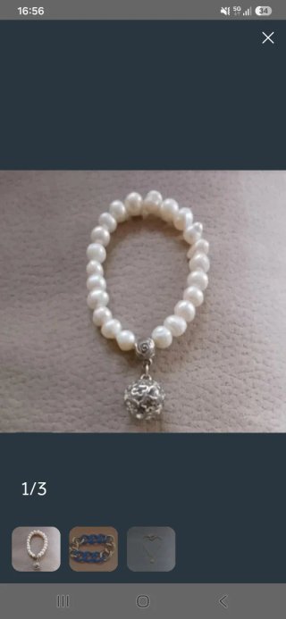 Pulsera de perlas con colgante plateado