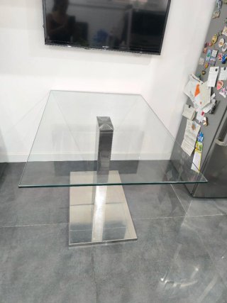Mesa de cristal y acero inoxidable
