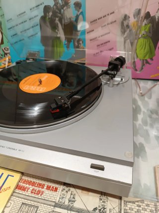 Tocadiscos Sharp y altavoces Cerwin Vega