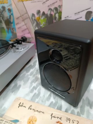 Tocadiscos Sharp y altavoces Cerwin Vega