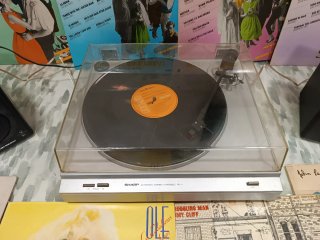Tocadiscos Sharp y altavoces Cerwin Vega