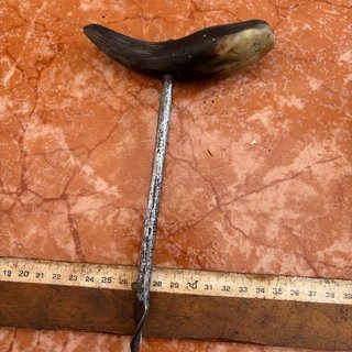 Herramienta antigua de cuerno y metal berbiquí