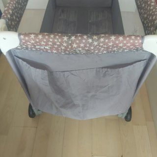 Cuna de viaje infantil plegable con el colchón.