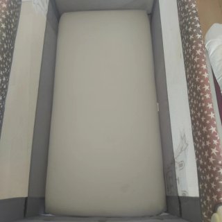 Cuna de viaje infantil plegable con el colchón.