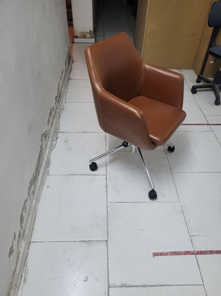 Sillón de oficina giratorio de piel