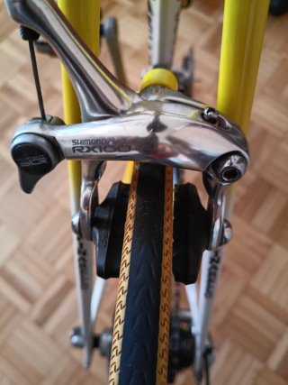 Bicicleta de carretera Pinarello amarilla