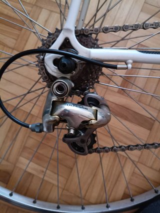 Bicicleta de carretera Pinarello amarilla