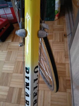 Bicicleta de carretera Pinarello amarilla