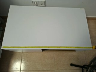 Mesa TV blanca y madera  80.x 40  con ruedas