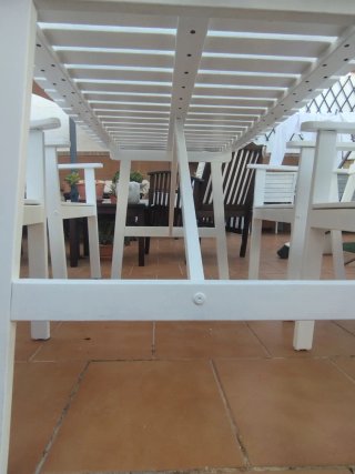 Mesa y 4 sillas blancos de jardín, patio, balcón.