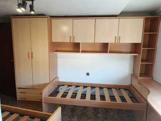Muebles de habitación: cama, armario y estantería