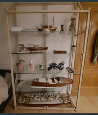 Estantería de forja con baldas de cristal