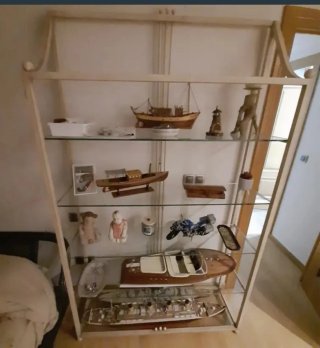 Estantería de forja con baldas de cristal