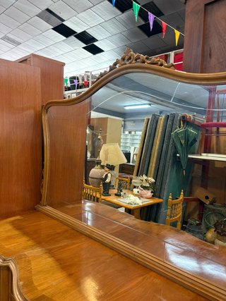 MUEBLE CLÁSICO CON ESPEJO