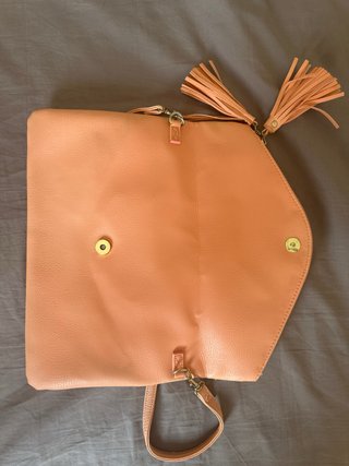 Bolso bandolera coral con borla