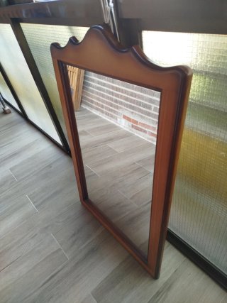 Espejo de madera con marco decorativo