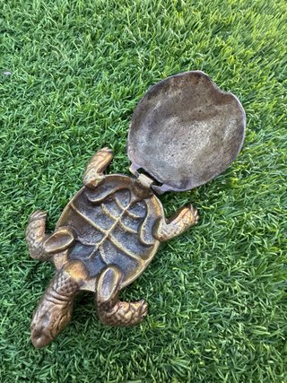 Tortuga de latón decorativa