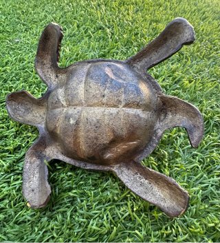 Tortuga de latón decorativa