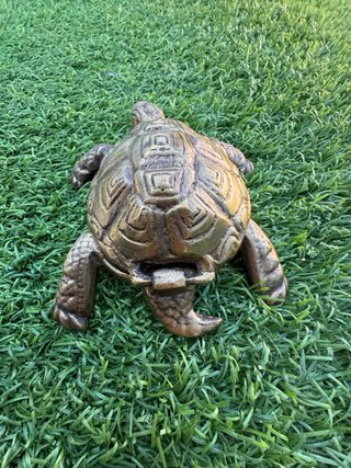 Tortuga de latón decorativa