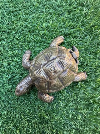 Tortuga de latón decorativa