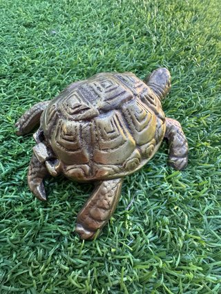 Tortuga de latón decorativa