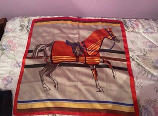 Pañuelo fino con estampado de caballo