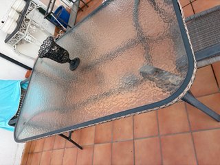 Mesa de cristal y metal para exterior + sillas