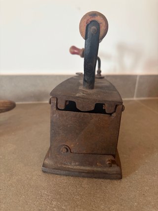 Plancha de carbón antigua con soporte