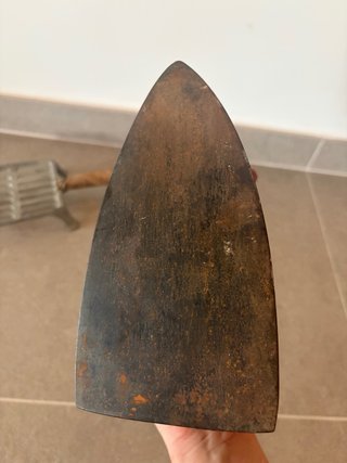 Plancha de carbón antigua con soporte