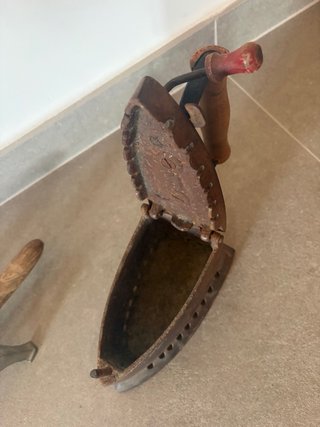 Plancha de carbón antigua con soporte