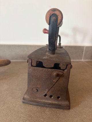 Plancha de carbón antigua con soporte