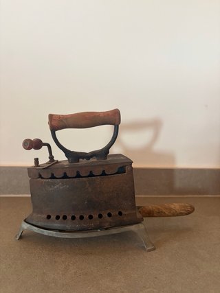 Plancha de carbón antigua con soporte