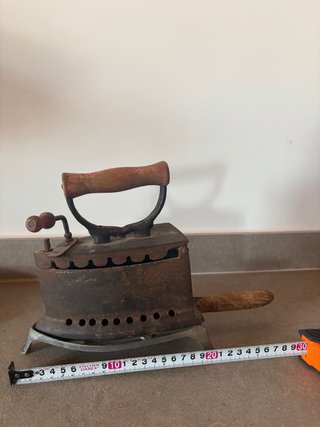 Plancha de carbón antigua con soporte