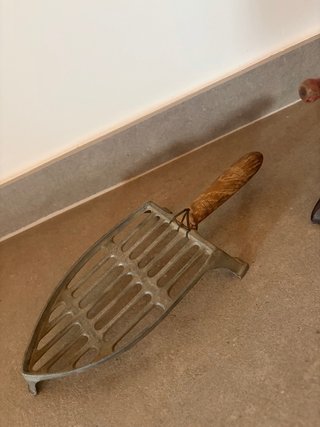 Plancha de carbón antigua con soporte