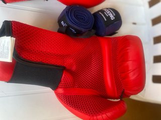 Saco de boxeo Outshock rojo,guantes y protecciones