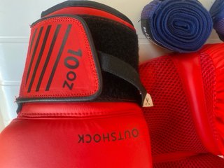 Saco de boxeo Outshock rojo,guantes y protecciones