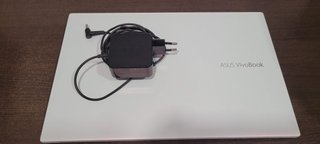 Portátil Asus VivoBook con cargador