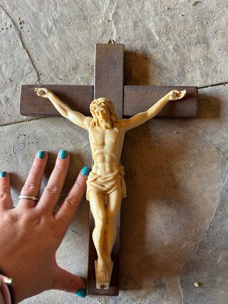 Crucifijo de madera y figura de Jesucristo