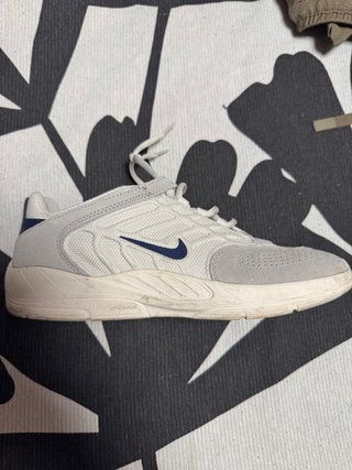Zapatillas Nike grises y blancas